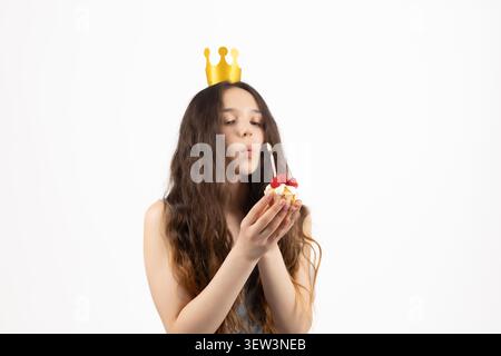 Bella giovane donna durante la sessione fotografica in studio isolata Foto Stock