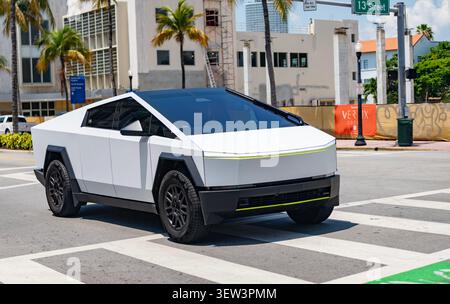 Miami, Florida, Stati Uniti - 23 maggio 2025: Pick-up elettrico Tesla Cybertruck 2024. Pick-up elettrico Tesla Cybertruck. Auto Tesla Cybertruck Foto Stock