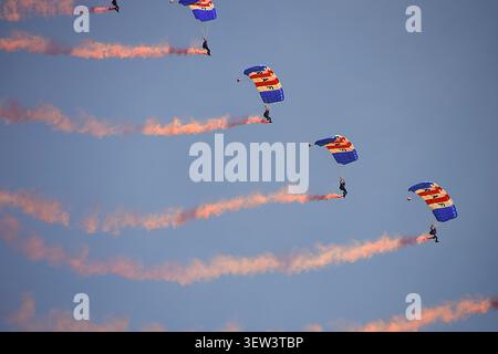 Squadra di paracadutisti della RAF Falcons che scende con fumo colorato durante un'esposizione aerea al Suffolk Show, Suffolk, Inghilterra Foto Stock