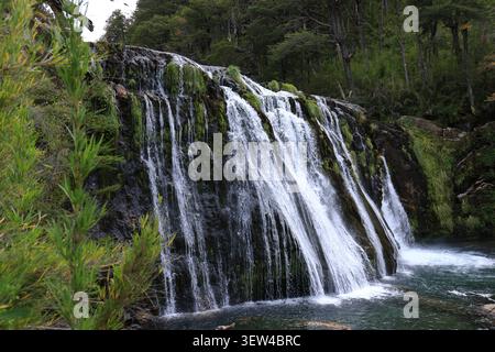 Cascata sulla roccia vulcanica in Patagonia Foto Stock