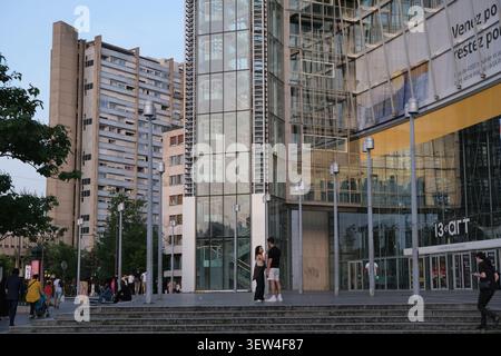 Due chiacchiere di fronte al centro commerciale Italie 2 nel quartiere Place d'Italie di Parigi Foto Stock