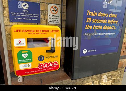 Riavvio cardiaco di emergenza installato per i passeggeri e il personale alla stazione ferroviaria centrale di Warrington in Winwick Street nel Cheshire Foto Stock
