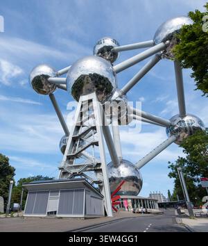 Una vista suggestiva dell'Atomium di Bruxelles, con le sue sfere metalliche e i tubi di collegamento Foto Stock