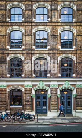 Londra, Regno Unito, 18 agosto 2025, uomo che passa davanti all'edificio Menier nel distretto di Southwark. Foto Stock
