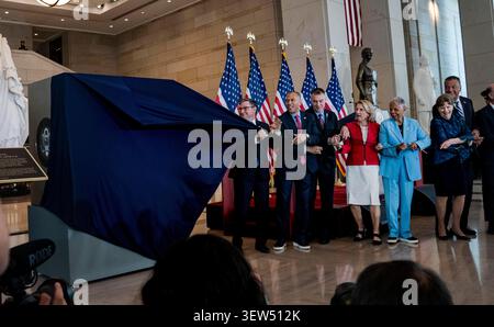 Bipartisan members of the United States Congress, led by Speaker of the US House of Representatives Mike Johnson (Republican of Louisiana) and US House Minority Leader Hakeem Jeffries (Democrat of New York), unveil the Semiquincentennial Congressional Time Capsule in honor of the 250th anniversary of the Declaration of Independence during a ceremony in the United States Capitol in Washington, DC, USA, on Wednesday June 24, 2026. The time capsule will be buried on the west lawn of the US Capitol.Credit: Andrew Thomas/CNP/Sipa USA Foto Stock