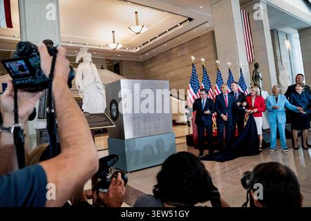 Bipartisan members of the United States Congress, led by Speaker of the US House of Representatives Mike Johnson (Republican of Louisiana) and US House Minority Leader Hakeem Jeffries (Democrat of New York), unveil the Semiquincentennial Congressional Time Capsule in honor of the 250th anniversary of the Declaration of Independence during a ceremony in the United States Capitol in Washington, DC, USA, on Wednesday June 24, 2026. The time capsule will be buried on the west lawn of the US Capitol.Photo by Andrew Thomas/CNP/ABACAPRESS.COM Foto Stock