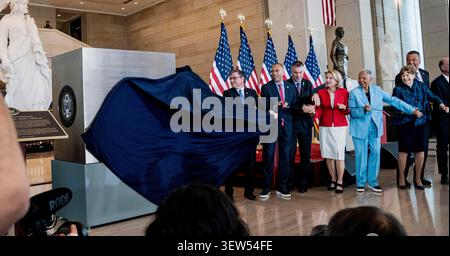 Bipartisan members of the United States Congress, led by Speaker of the US House of Representatives Mike Johnson (Republican of Louisiana) and US House Minority Leader Hakeem Jeffries (Democrat of New York), unveil the Semiquincentennial Congressional Time Capsule in honor of the 250th anniversary of the Declaration of Independence during a ceremony in the United States Capitol in Washington, DC, USA, on Wednesday June 24, 2026. The time capsule will be buried on the west lawn of the US Capitol. Credit: Andrew Thomas/CNP Foto Stock
