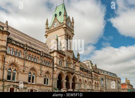 Storica Winchester Guildhall a Winchester, Hampshire, Inghilterra, Regno Unito. Impressionante edificio civico gotico vittoriano con torre dell'orologio. Foto Stock