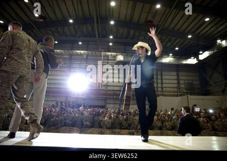 Il cantante country Brad Paisley lascia il palco mentre il presidente Barack Obama e il generale Joseph F. Dunford, Jr, comandante della International Security Assistance Force e delle United States Forces-Afghanistan arrivano per rivolgersi alle truppe statunitensi durante un raduno all'aeroporto di Bagram, Afghanistan, domenica 25 maggio 2014. (Foto ufficiale della Casa Bianca di Pete Souza) questa fotografia ufficiale della Casa Bianca è resa disponibile solo per la pubblicazione da parte delle agenzie di stampa e/o per uso personale per la stampa da parte del soggetto o dei soggetti della fotografia. La fotografia non può essere manipolata in alcun modo e non può essere utilizzata in ambito commerciale o pol Foto Stock