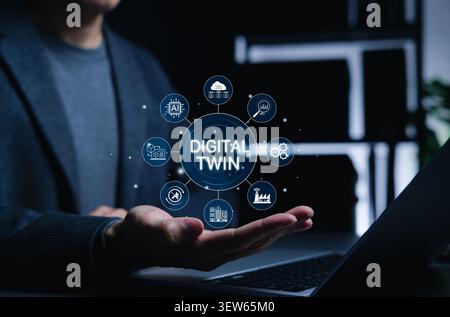 Tecnologia gemella digitale e concetto di simulazione industriale intelligente con interfaccia modello virtuale, dati cloud ai, sensori IoT, automazione, monitori di fabbrica Foto Stock