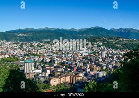 Ampio panorama panoramico del paesaggio urbano di Lugano e della densa architettura residenziale, catturato dal punto panoramico sopraelevato del Parco San Michele in Castag Foto Stock