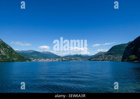 L'ampio panorama mozzafiato dello skyline di Lugano e delle calme acque del lago, catturato dal punto panoramico di campione d'Italia. Bella terra estiva Foto Stock
