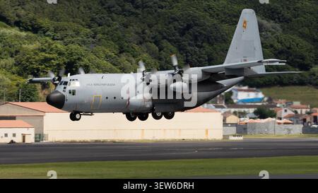 Aeroporto portoghese C-130H Hercules Landing Foto Stock