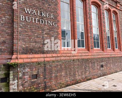 Facciata in mattoni rossi del Walker Building presso l'Università di Liverpool a Liverpool, Regno Unito, con dettagli architettonici storici vittoriani. Foto Stock