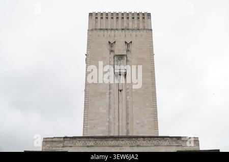 George's Dock Building, una torre di ventilazione in pietra di Portland in stile Art Deco con uccelli al fegato stilizzati a Liverpool, Inghilterra. Foto Stock