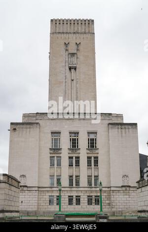 Architettura Art Deco in pietra di Portland del George's Dock Building a Liverpool, Inghilterra, con sculture in altorilievo e facciata in pietra. Foto Stock