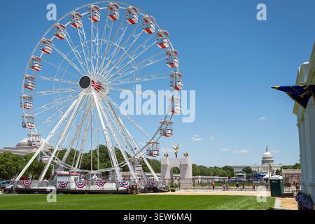 Washington, Stati Uniti. 24 giugno 2026. Una gigantesca ruota panoramica che opera con il Campidoglio degli Stati Uniti alle spalle durante la Great American State Fair sul National Mall, 24 giugno 2026 a Washington DC l'evento, organizzato per celebrare il 250° anniversario della nazione, presenta un carnevale a metà strada e le mostre sono state pesantemente politicizzate. Crediti: Brien Aho/USDA Photo/Alamy Live News Foto Stock