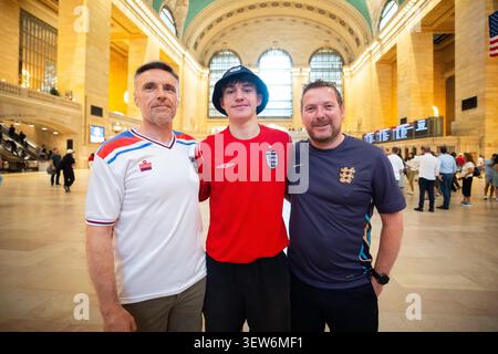 (Da sinistra a destra) Richard Bean, 51 anni, Tom Bean, 16 anni, e Richard Somerville, 45, posa dopo aver parlato con la Press Association di Grand Central Station, New York. In vista della partita inglese contro Panama di sabato nella Coppa del mondo FIFA 2026. Data foto: Giovedì 25 giugno 2026. Foto Stock
