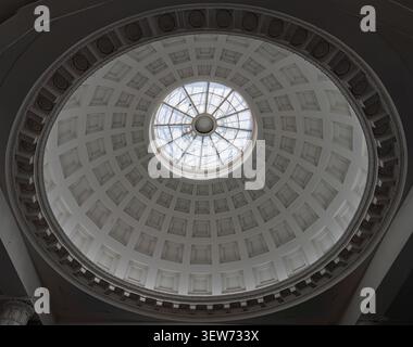 Soffitto architettonico circolare caratterizzato da intricati motivi geometrici, lucernario circolare, incavi simmetrici, eleganti cerchi concentrici, incastonati Foto Stock