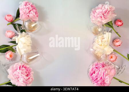 Natura morta con diversi tipi di vino di rosa, whisky, cocktail alcolici estivi per una festa e peonie su uno sfondo chiaro, concetto bar e caffetteria, Foto Stock