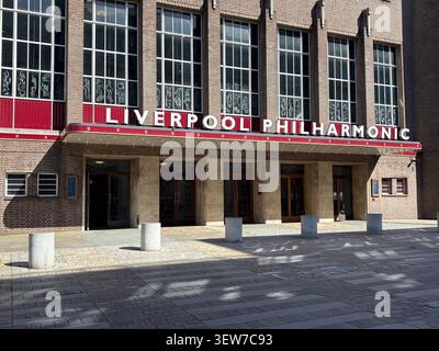La facciata in stile Art Deco della Royal Liverpool Philharmonic Hall di Liverpool, Regno Unito, presenta mattoni in muratura e finestre in vetro. Foto Stock