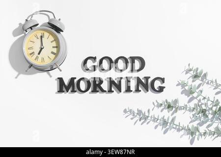 Sveglia vintage con testo del mattino e foglie di eucalipto Foto Stock