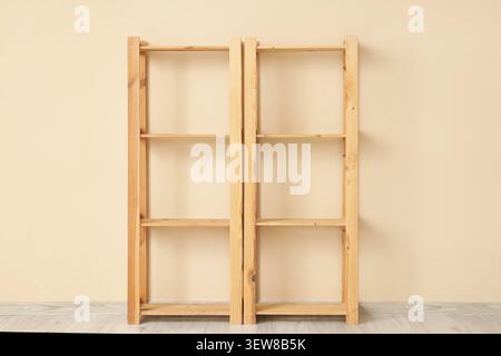 Scaffalatura in legno vuota vicino alla parete beige Foto Stock