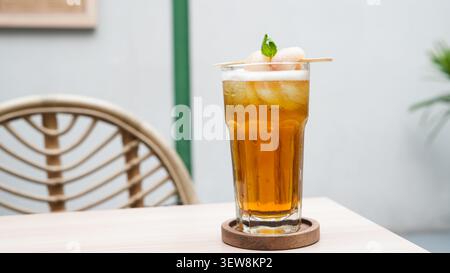 Tè freddo rinfrescante con limone e menta Foto Stock
