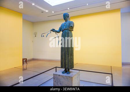 Delfi, Grecia, 30 agosto 2019 Charioteer of Delphi statua in bronzo nella galleria del museo Foto Stock