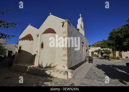 Vista laterale di una piccola chiesa dall'architettura semplice e cielo limpido, monastero, Moni Odigitrias, Creta meridionale, situata a nord della montagna di Asterousia Foto Stock
