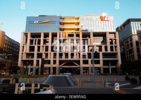 Auckland, nuova Zelanda: Moderna facciata a griglia in cemento dell'edificio aziendale EY presso il Britomart plaza, l'architettura del centro e le fontane. Foto Stock