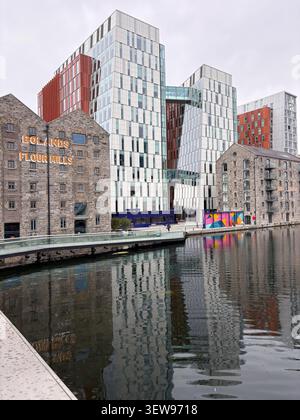Gli storici mulini Bolands sono stati restaurati insieme alla moderna architettura di uffici in vetro sul Canal grande, Dublino, Irlanda. Foto Stock