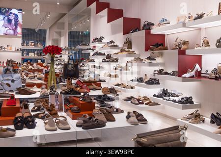 Interno del negozio di scarpe con espositori di calzature. Vilnius, Lituania, 5 giugno 2026 Foto Stock