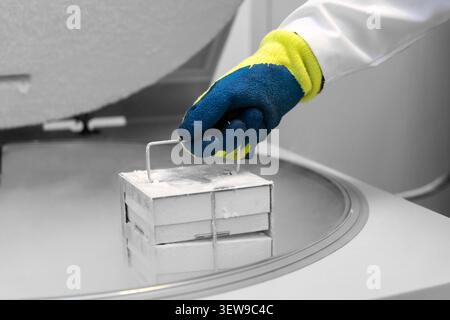 Contenitore di azoto liquido in una biobanca criogenica. Conservazione di campioni genetici molecolari, DNA e cellule staminali del sangue del cordone ombelicale. Foto Stock
