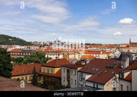 Castello di Praga che domina lo storico skyline della città in europa da Vysehrad Foto Stock