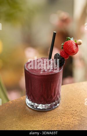 Frullato freddo ai frutti di bosco misti con guarnizione di frutta fresca. Foto Stock