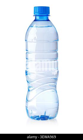 Flacone in plastica trasparente riempito con acqua pura e tappo a vite blu, isolato sulla trasparenza Foto Stock
