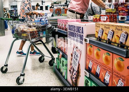 Londra Regno Unito, giugno 26 2026, parte di Senior Couple Food Shopping con carrello o carrello completo Foto Stock