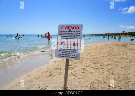 Il divieto di spiaggia è indicato sulla costa della spiaggia la Pelosa a Stintino, in Sardegna Foto Stock