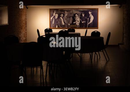 Galena, Illinois, Stati Uniti d'America - 29 maggio 2026: Sala da pranzo illuminata all'interno del Generals' Restaurant presso il DeSoto House Hotel a Galena, Illinois, con Foto Stock