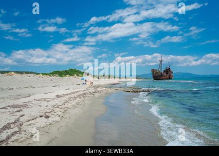 Vista panoramica sul relitto di Dimitros: Un'attrazione turistica nella spiaggia di Valtaki, Laconia, Pelponneso, Grecia Foto Stock