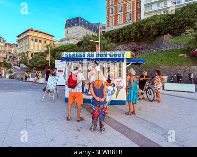 Biarritz, Francia, vista sui camioncini alimentari francesi, gelati, gruppi di persone in attesa on line, Street Outside, "la grande Plage" Foto Stock