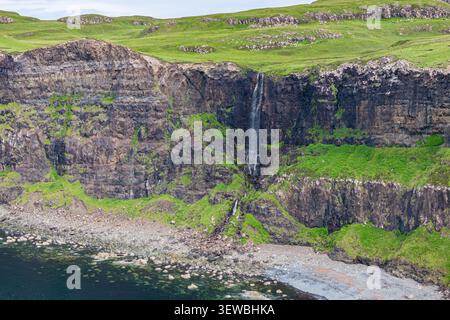 Vista aerea della cascata della baia di Talisker, dell'isola di Skye, delle Ebridi interne, Scozia, Regno Unito. Foto Stock