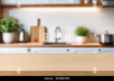 Piano di tavolo in legno vuoto su sfondo di cucina moderna sfocato. Spazio pulito per la presentazione di prodotti e la promozione alimentare. Foto Stock