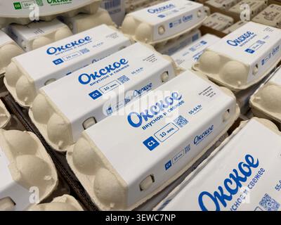 Khimki, Russia - 25 giugno 2026: Uova confezionate in scatole etichettate impilate in un negozio di alimentari, marchio visibile e design di imballaggio Foto Stock