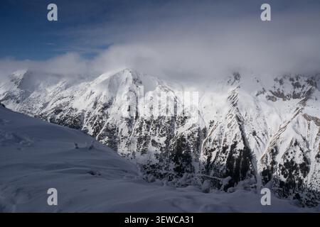 Cime innevate dei Monti Pirin, viste dalle piste sopra Bansko, Bulgaria. Uno splendido paesaggio alpino per gli sport invernali. Foto Stock