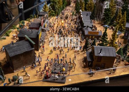 Amburgo, Germania - 4 aprile 25: Dettagliato diorama della città del selvaggio West con folla e cavalli, fotografato al Miniatur Wunderland di Amburgo, Germania. Foto Stock