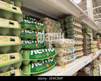 Khimki, Russia - 25 giugno 2026: Cartoni di uova impilati sullo scaffale del supermercato, con vari marchi e design di confezioni nella corsia dei negozi di alimentari Foto Stock