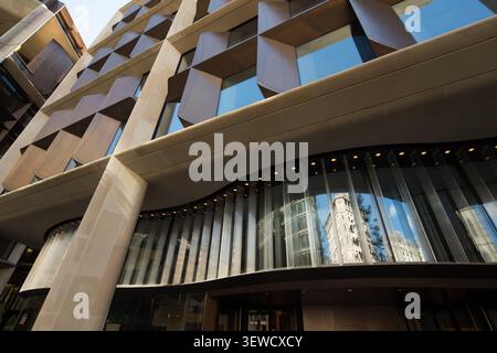 La suggestiva facciata del quartier generale europeo di Bloomberg in Queen Victoria Street nella City di Londra, un punto di riferimento del design moderno. Foto Stock