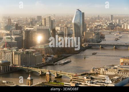 La luce del sole illumina il Tamigi, la Tate Modern e un frate nero in questa vista aerea panoramica catturata dalla City di Londra. Foto Stock